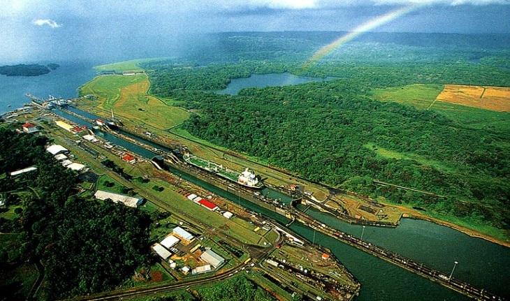 Vista aérea do Canal do Panamá.