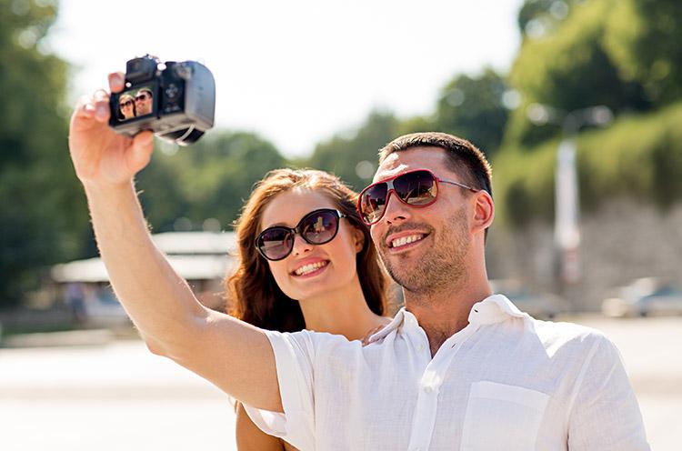 Casal sorrindo enquanto faz selfie