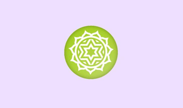 Na imagem há o símbolo do chakra cardíaco no centro. É um círculo verde com o desenho de um sol com várias pontas em branco no centro.