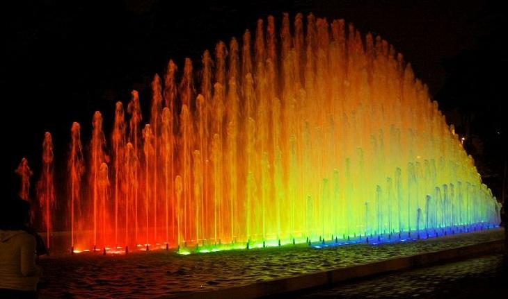 Longa fonte de água com luzes coloridas
