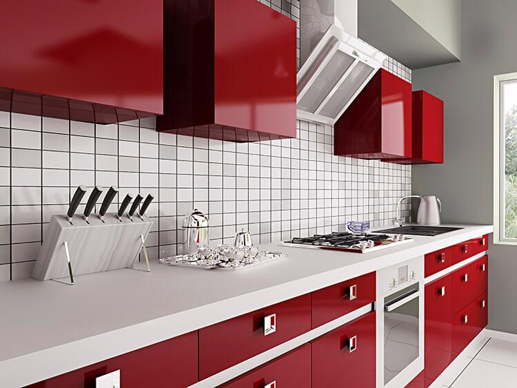 Cozinha com detalhes em vermelho com cores na decoração