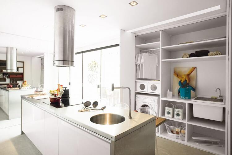 Cozinhas integradas com a lavanderia e sala de jantar