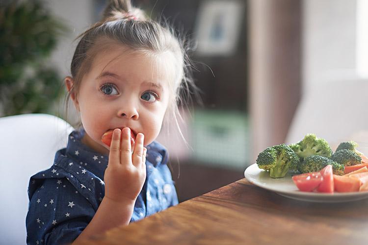 menina-pequena-comendo-vegetais-alimentacao-saudavel