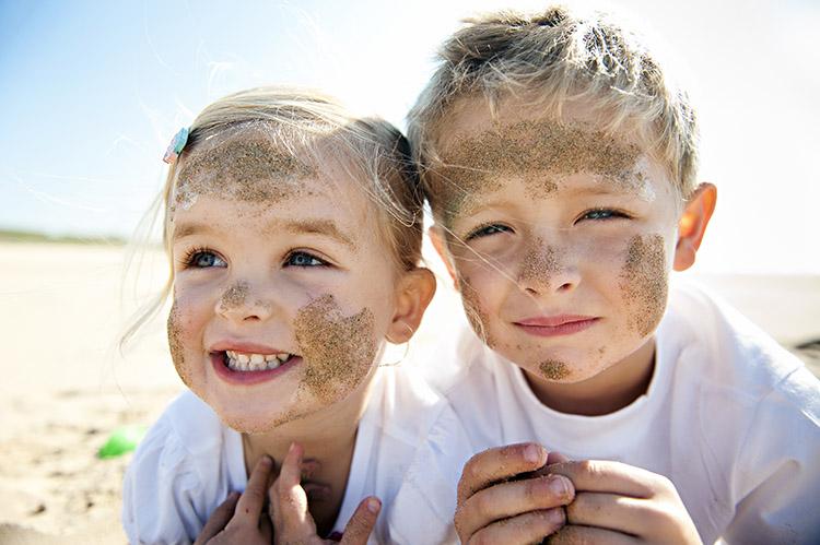 Crianças sujas de areia