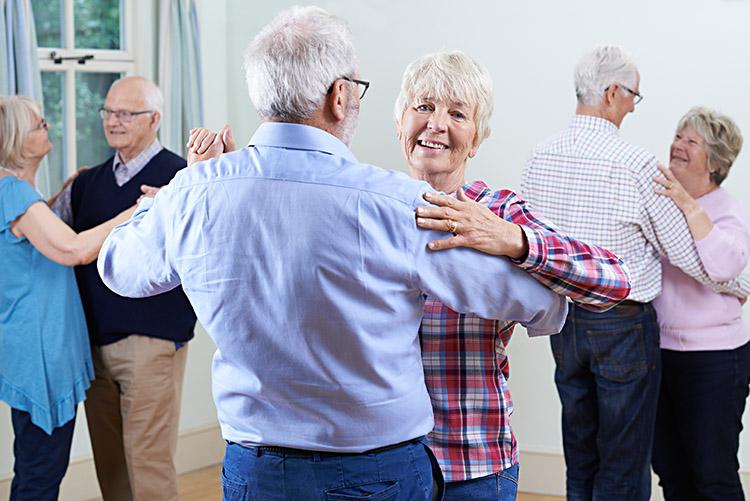 casais de idosos dançando 