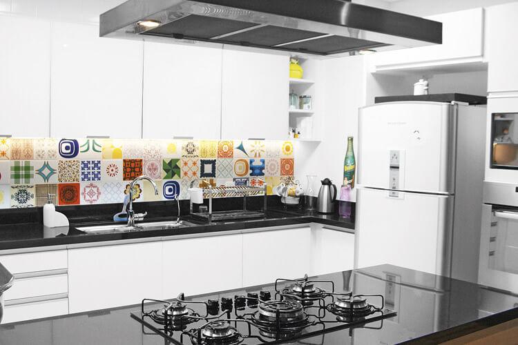 Cozinha decorada com mosaico de azulejo