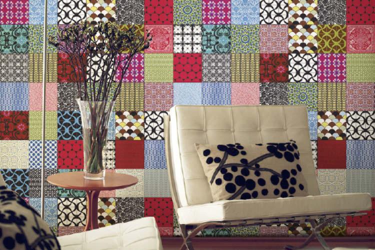 Parede de sala de estar decorada com patchwork