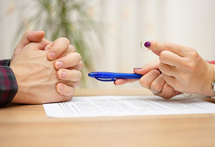 homem e mulher assinando documentos do divórcio