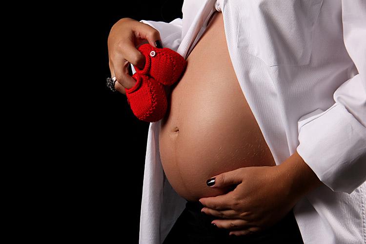 mulher-gravida-sapato-bebe-hipertensao