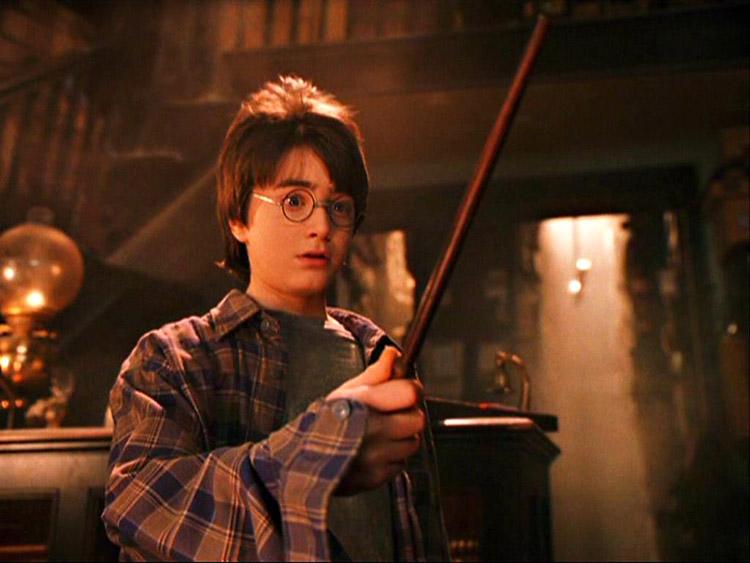 Harry Potter, segurando varinha, cicatriz