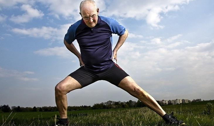 A foto mostra um homem idoso se exercitando ao ar livre. Praticar exercícios físicos é importante para evitar dores nas costas na terceira idade