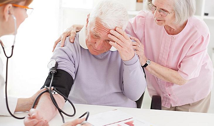 A foto mostra um idoso medindo a pressão arterial. Manter a saúde em dia é importante para prevenir contra o Alzheimer
