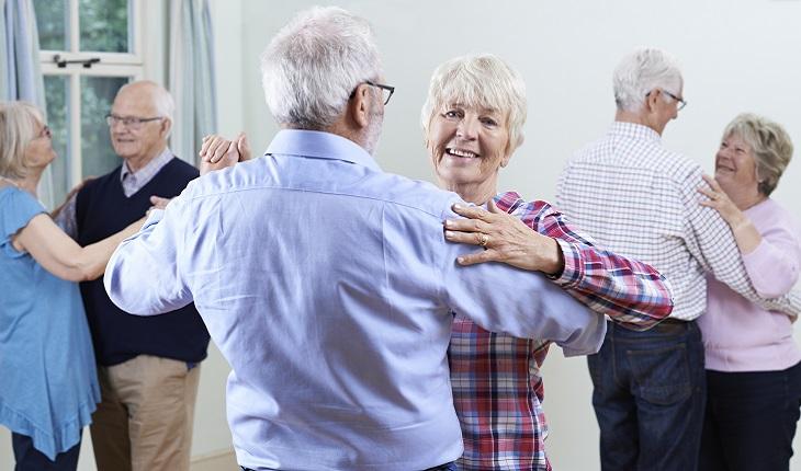 A foto mostra um grupo de idosos dançando. Praticar exercícios ajuda a prevenir contra o Alzheimer