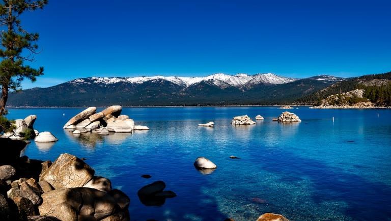 Vista do Lago Tahoe, em Sacramento, nos Estados Unidos, durante o dia.
