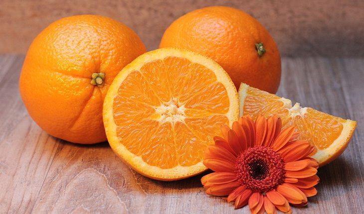 Na foto gá laranjas cortadas ao meio
