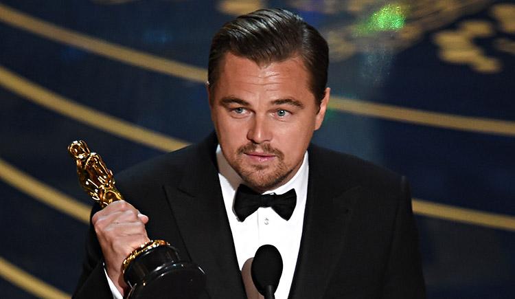 Leonardo DiCaprio recebendo Oscar