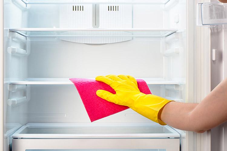 mulher limpando geladeira
