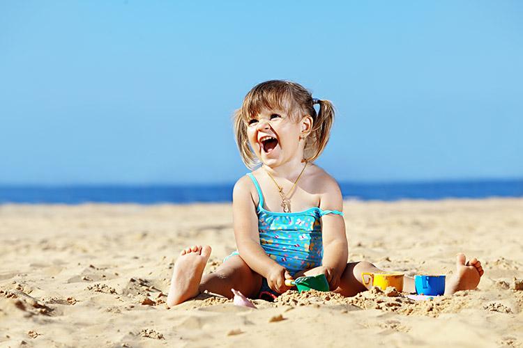Menina brincando na praia