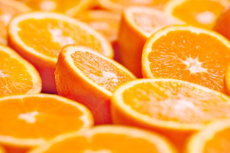 metades de laranjas, fonte de vitamina C