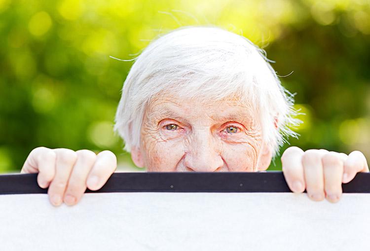 mulher-idosa-cabelo-branco-olhos-claros