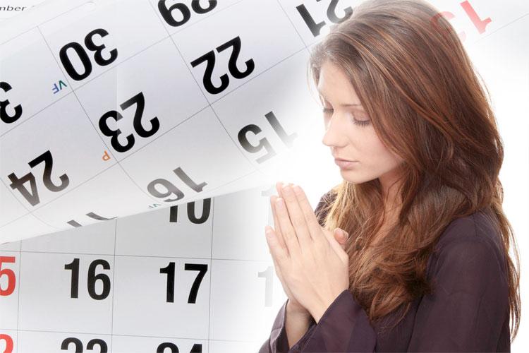 mulher rezando e um calendario oração