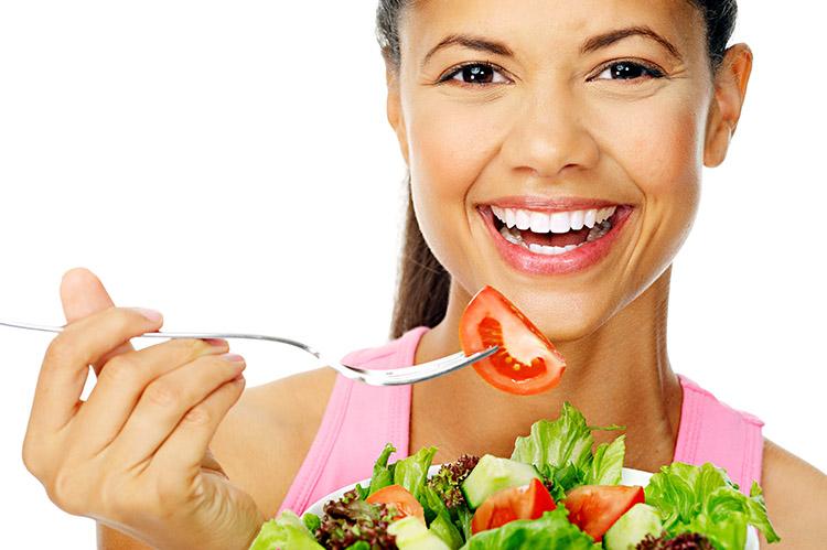 mulher-garfo-comendo-salada-tomate-alface-refeicoes