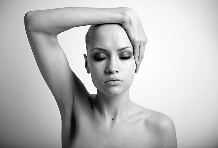 mulher-sem-roupa-careca-quimioterapia