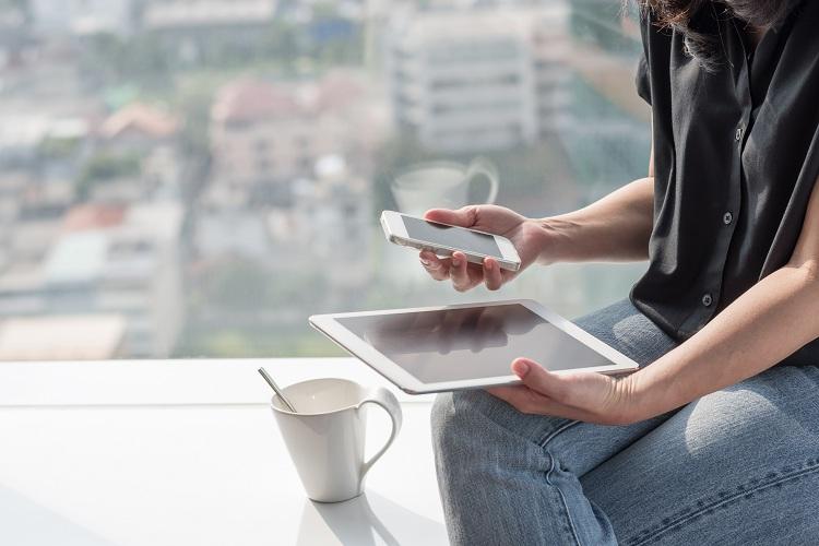 mulher-sentada-segurando-smartphone-tablet-iphone e ipad-aplicativo Notas