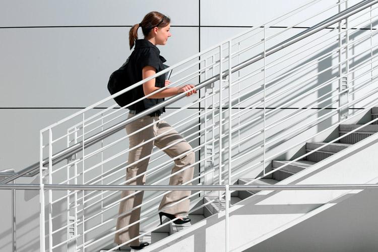 mulher subindo escadas