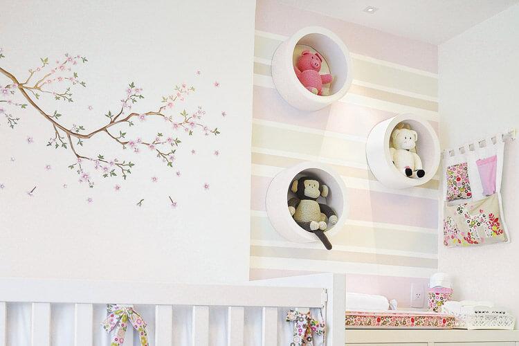 Papel de parede oferece um visual charmoso ao quarto de bebê