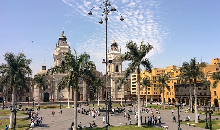 Vista da Plaza de Armas com a catedral ao fundo.