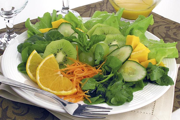 pratos refrescantes: salada de folhas e frutas