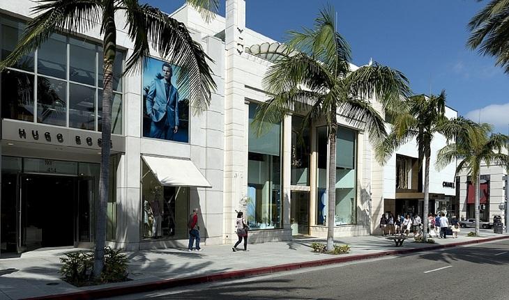 fachada de lojas e calçadas com coqueiros em Rodeo Drive, em Los Angeles.