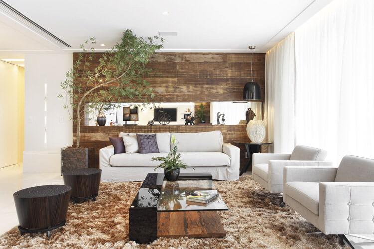 Sala com decoração sustentável com parede revestida em madeira de demolição