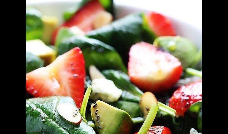 Salada com frutas vermelhas
