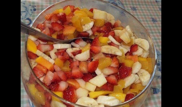 Salada com morango, manga e maçã