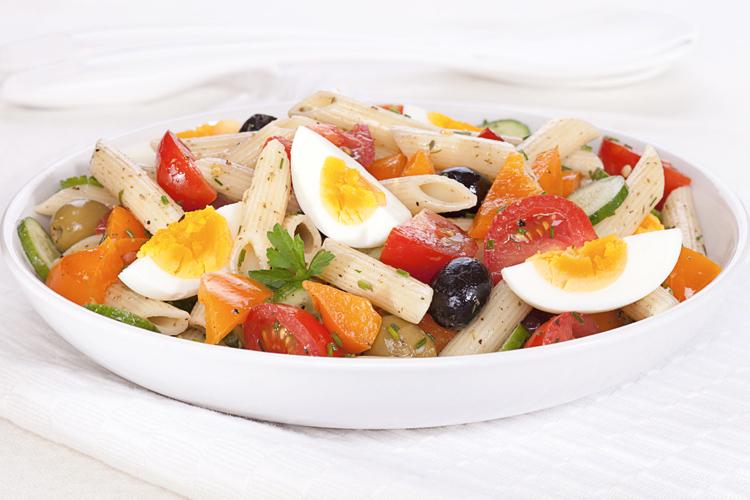 Salada de penne com legumes e ovos