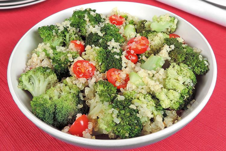 Salada de quinoa com brócolis