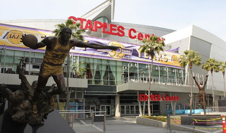 Fachada do Staples Center, com a estátua de Magic Johnson e Oscar de la Hoya em destaque.