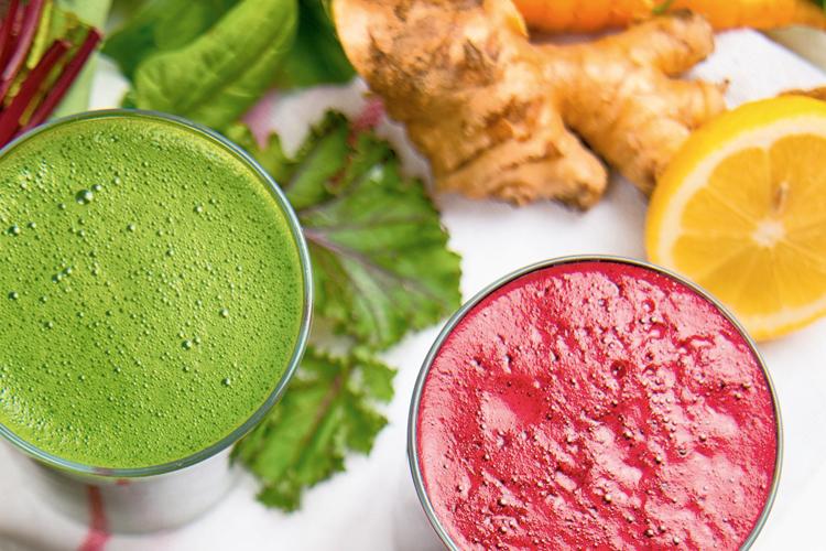 Suco verde, suco rosa, laranja, gengibre e hortelã: alimentos que contribuem para deixar o seu cabelo deslumbrante