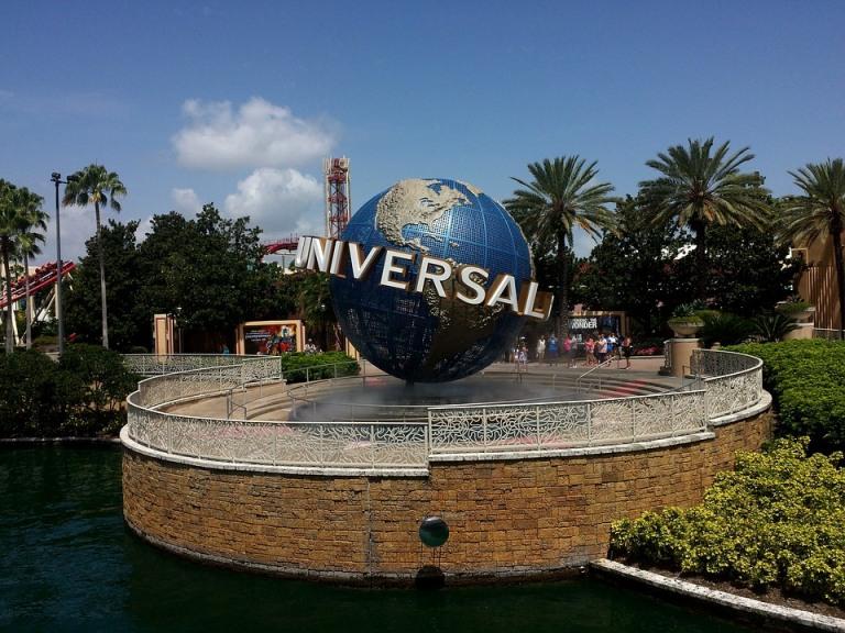 Monumento contendo o logotipo da Universal Studios em Tampa, na Flórida, Estados Unidos