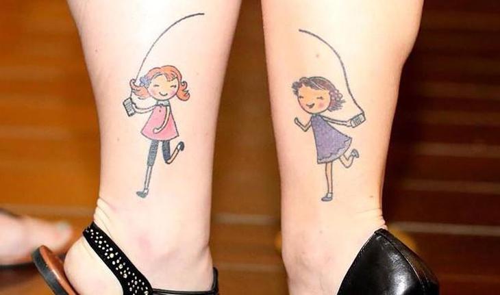 tatuagem mãe e filha nos tornozelos