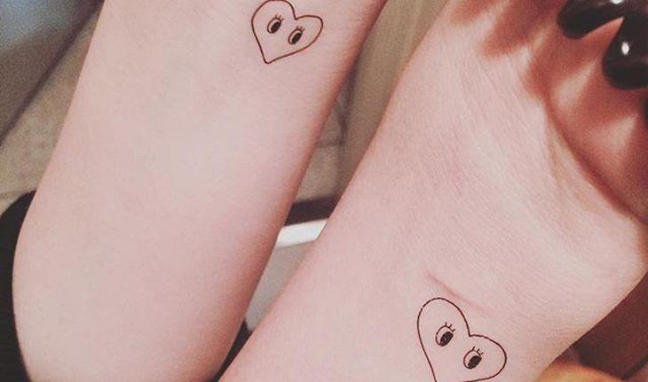 tatuagem mãe e filha no pulso