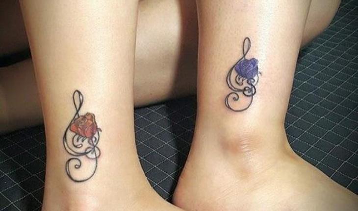 tatuagem mãe e filha nos tornozelos