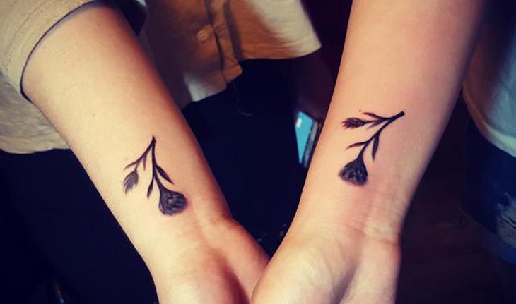 tatuagem mãe e filha no pulso