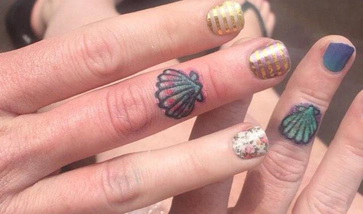 tatuagem mãe e filha no dedo