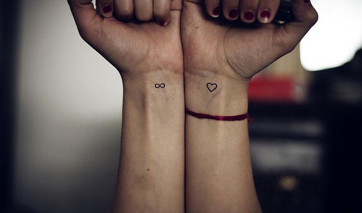 tatuagem mãe e filha no braço