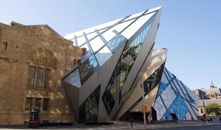 Fachada do Museu Real de Ontario, em formas triangulares misturando metal e vidro.