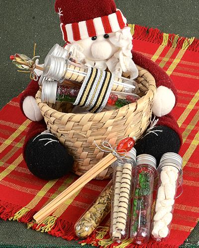 imagem de tubetes com guloseimas, papai Noel segurando uma cestinha com os tubetes dentro