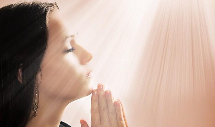 mulher rezando